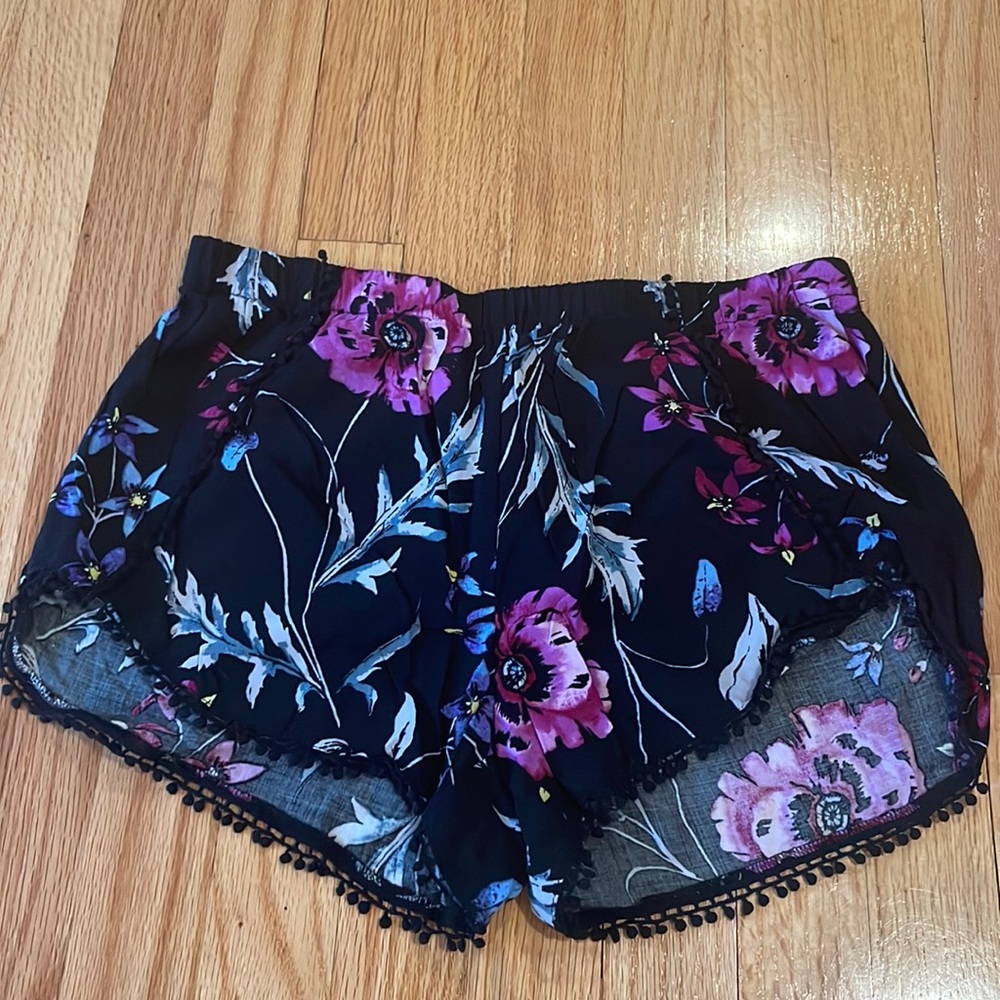 Express. Printed Shorts. Size M.